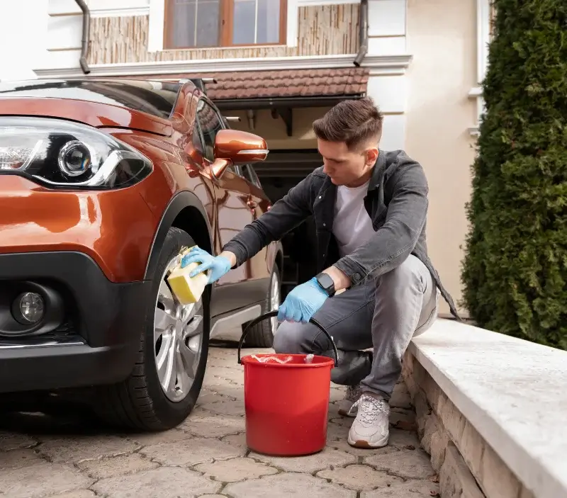 Lavage auto à domicile Rouans : professionnel intervenant sur un véhicule